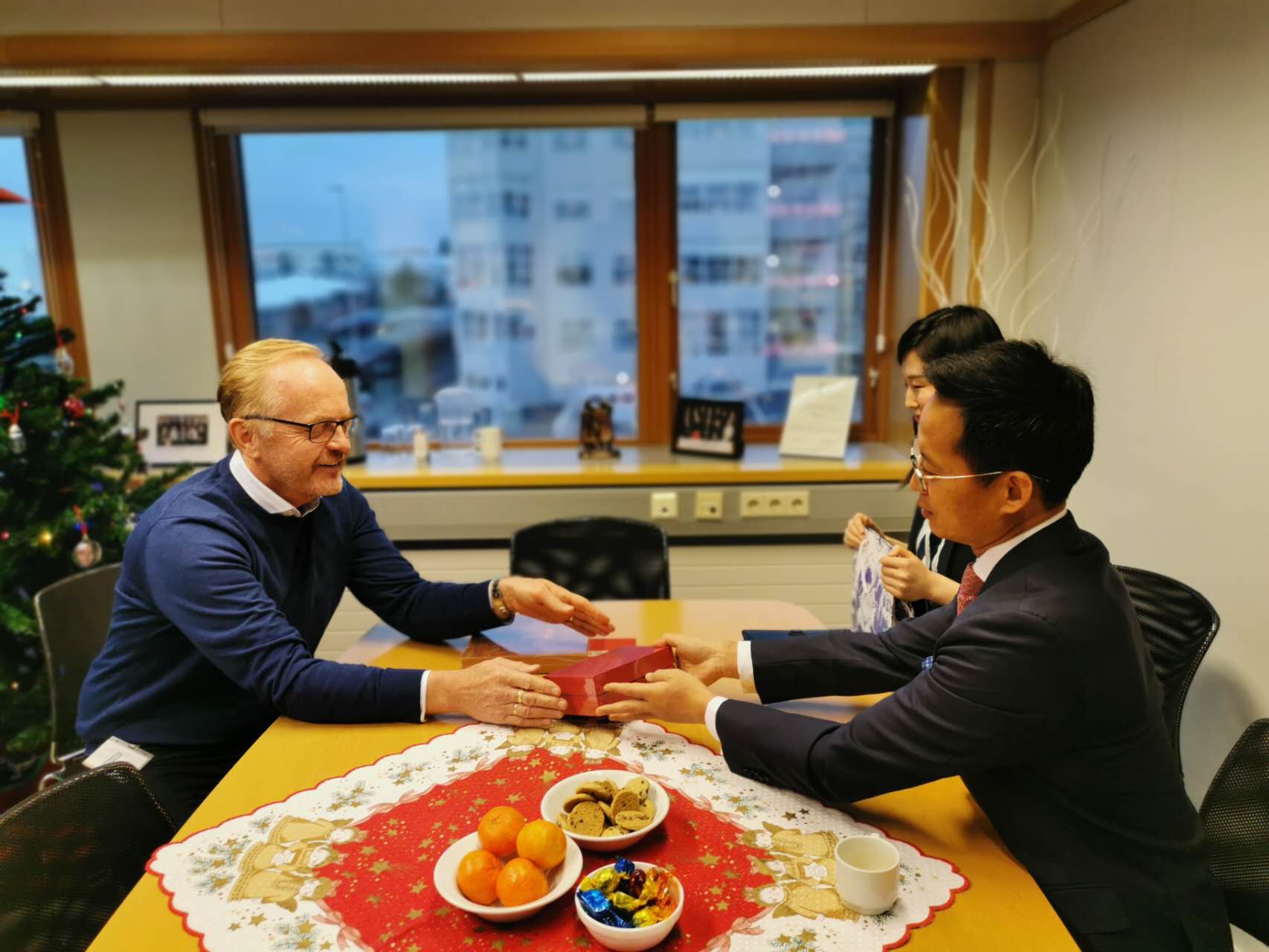 Ambassador He Rulong Visits Reykjanesbær