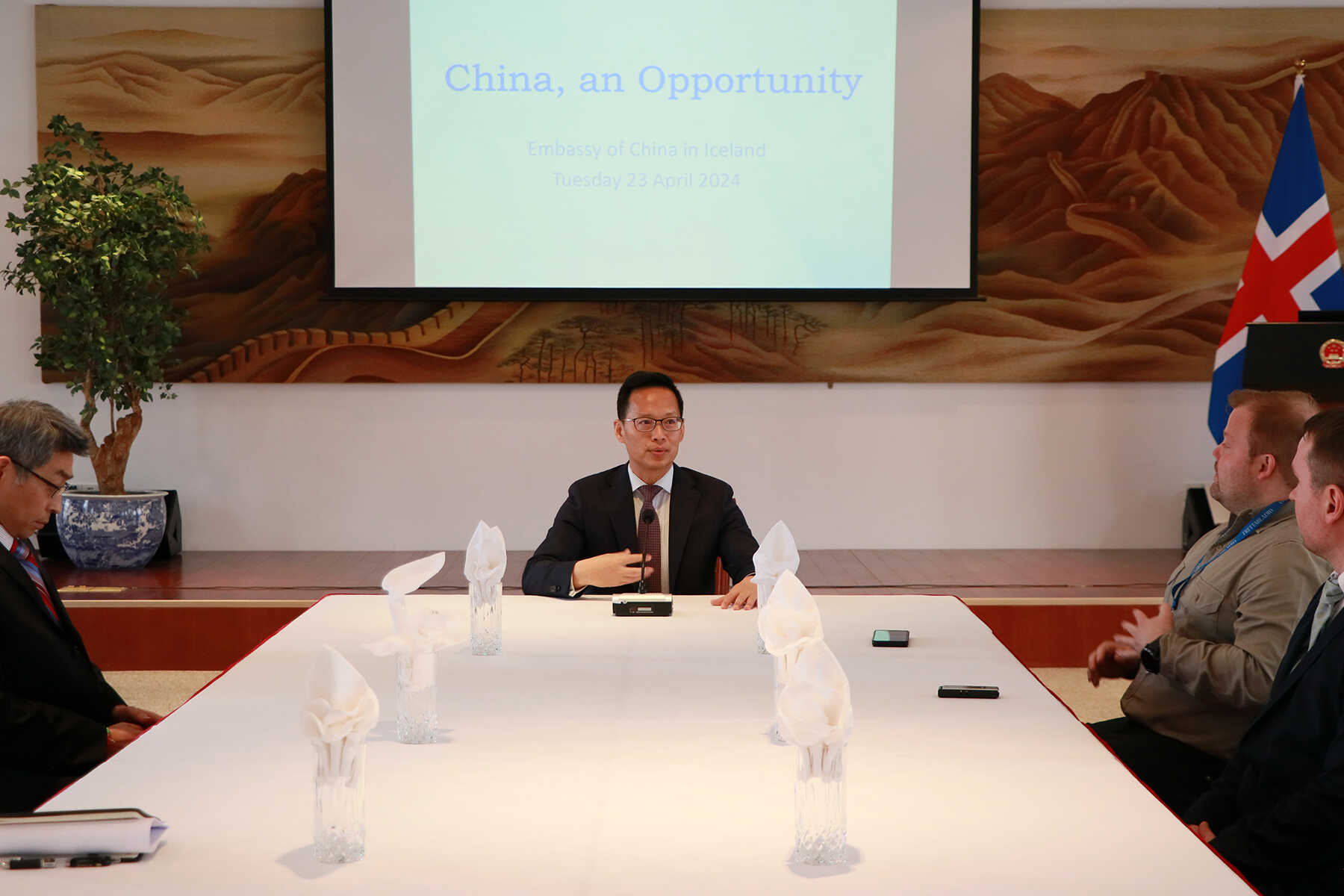 Chinese Embassy to Iceland Holds a Press Briefing Titled “China, an ...
