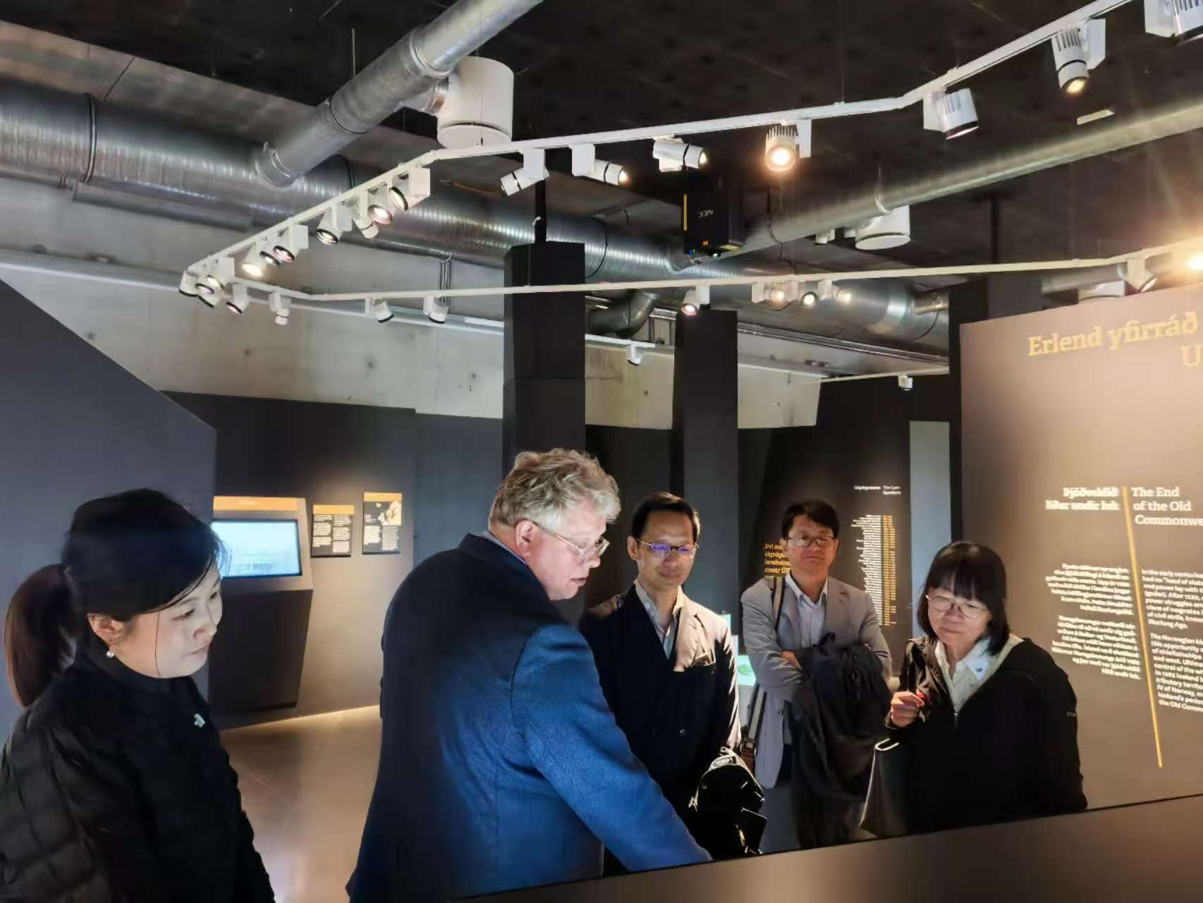 Ambassador He Rulong Meets with Director of Þhingvellir National park
